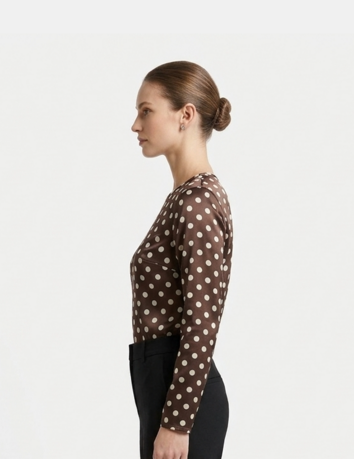 Blusa cafe con puntos beige ligeramente satinada