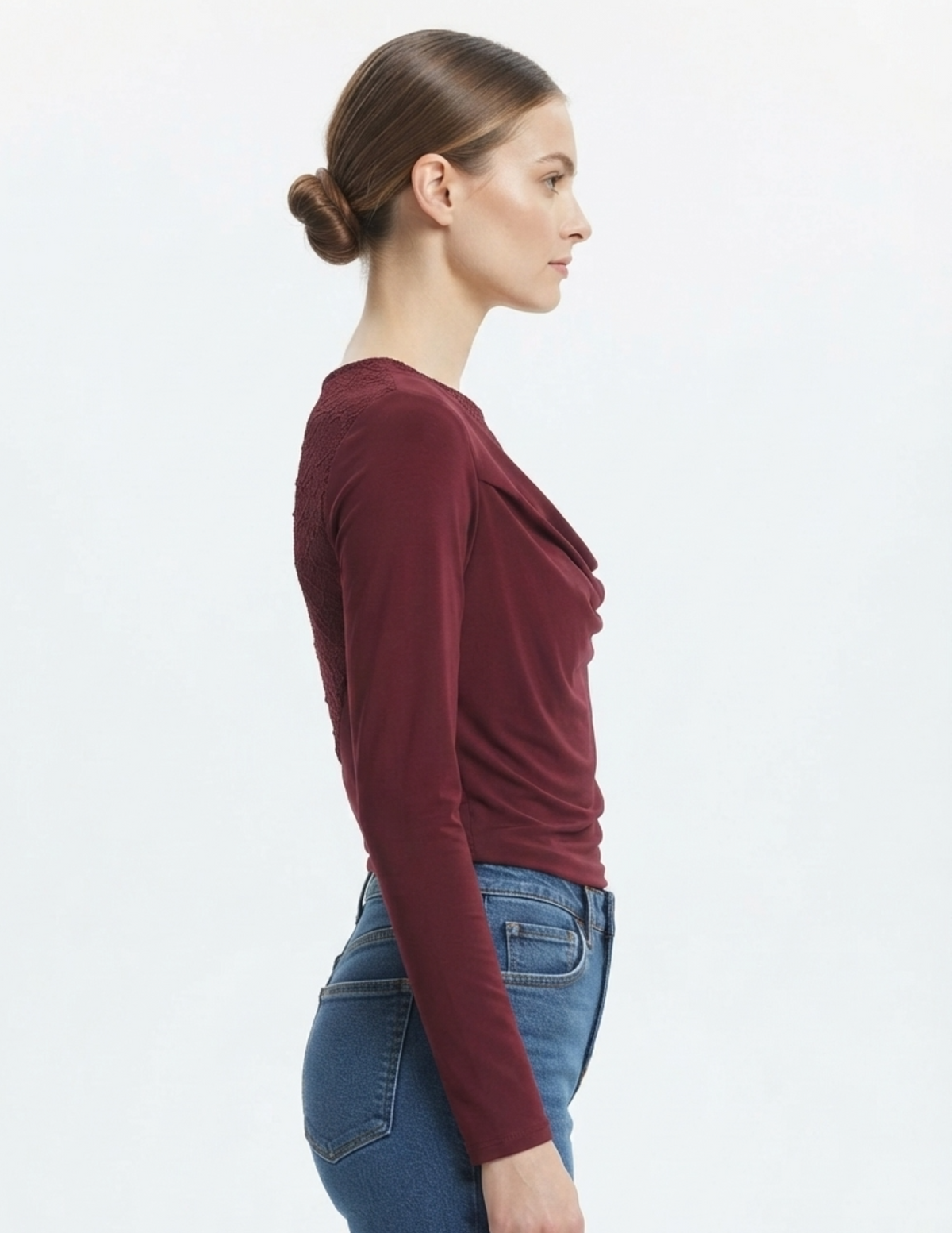 Blusa guinda manga larga con detalle de encaje
