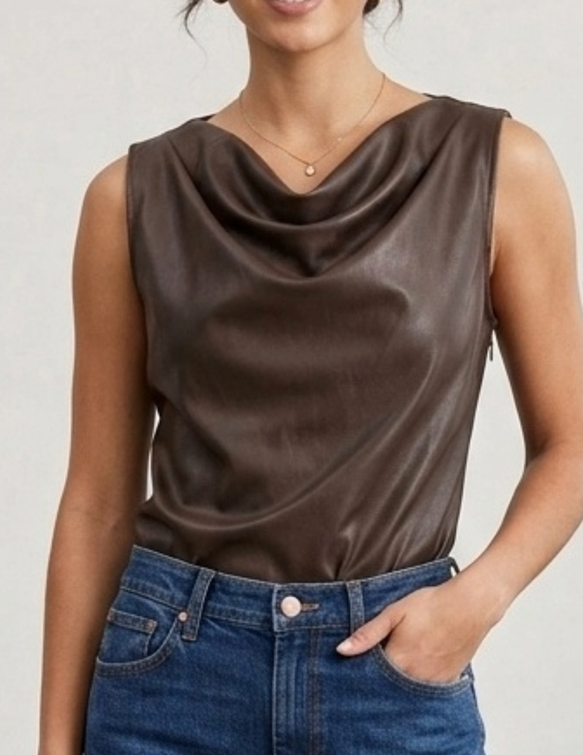 Blusa de vinipiel cafe con cuello holgado