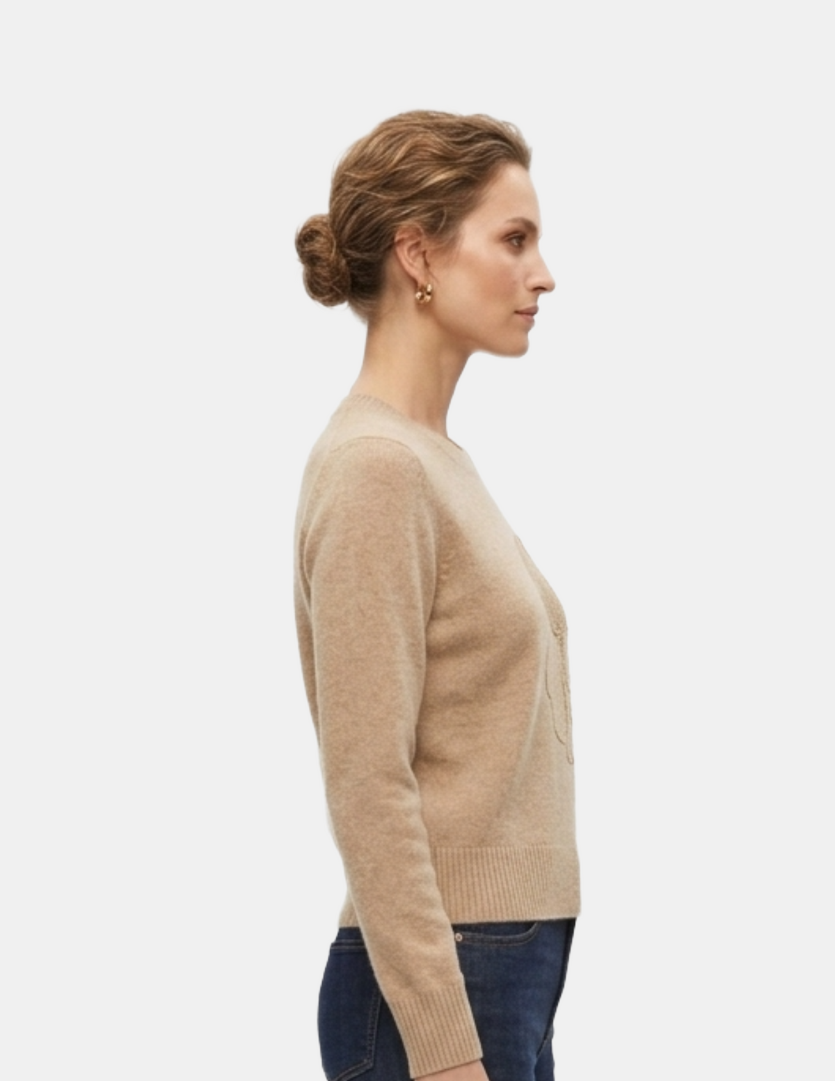 Suéter beige con chaquiras cuello redondo