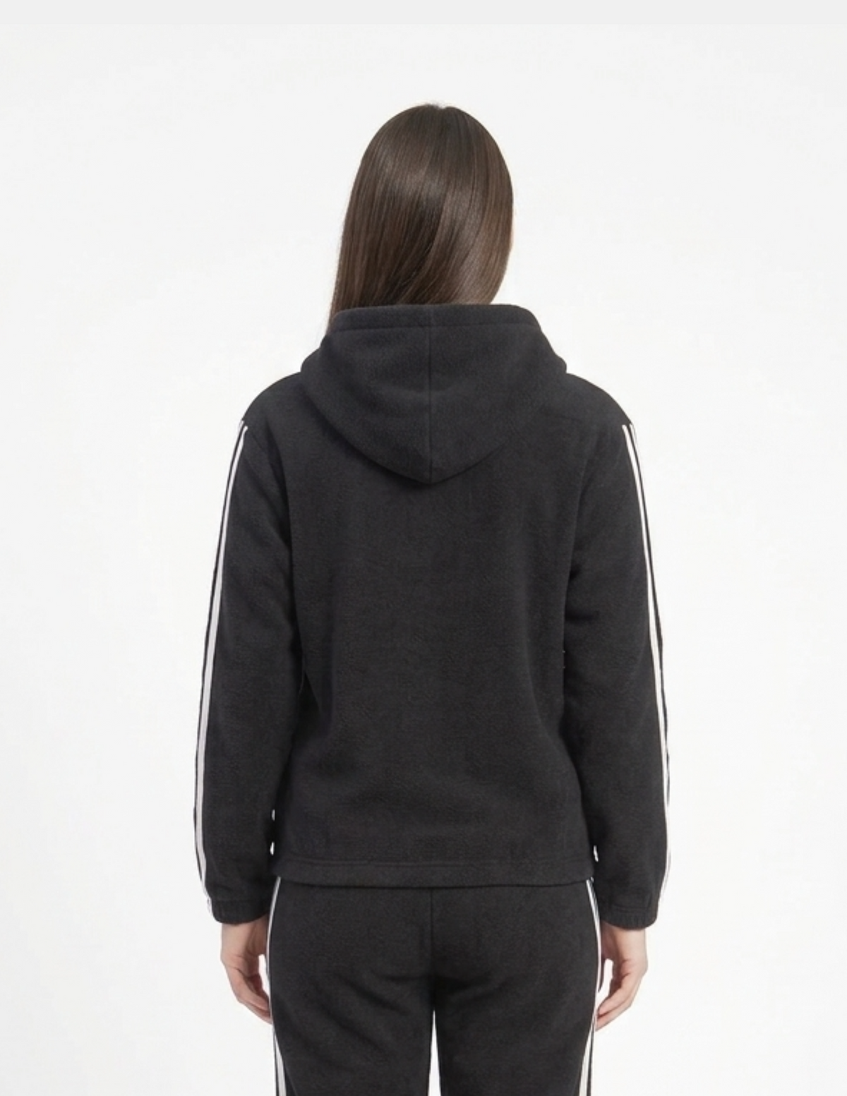 Conjunto negro deportivo con franjas