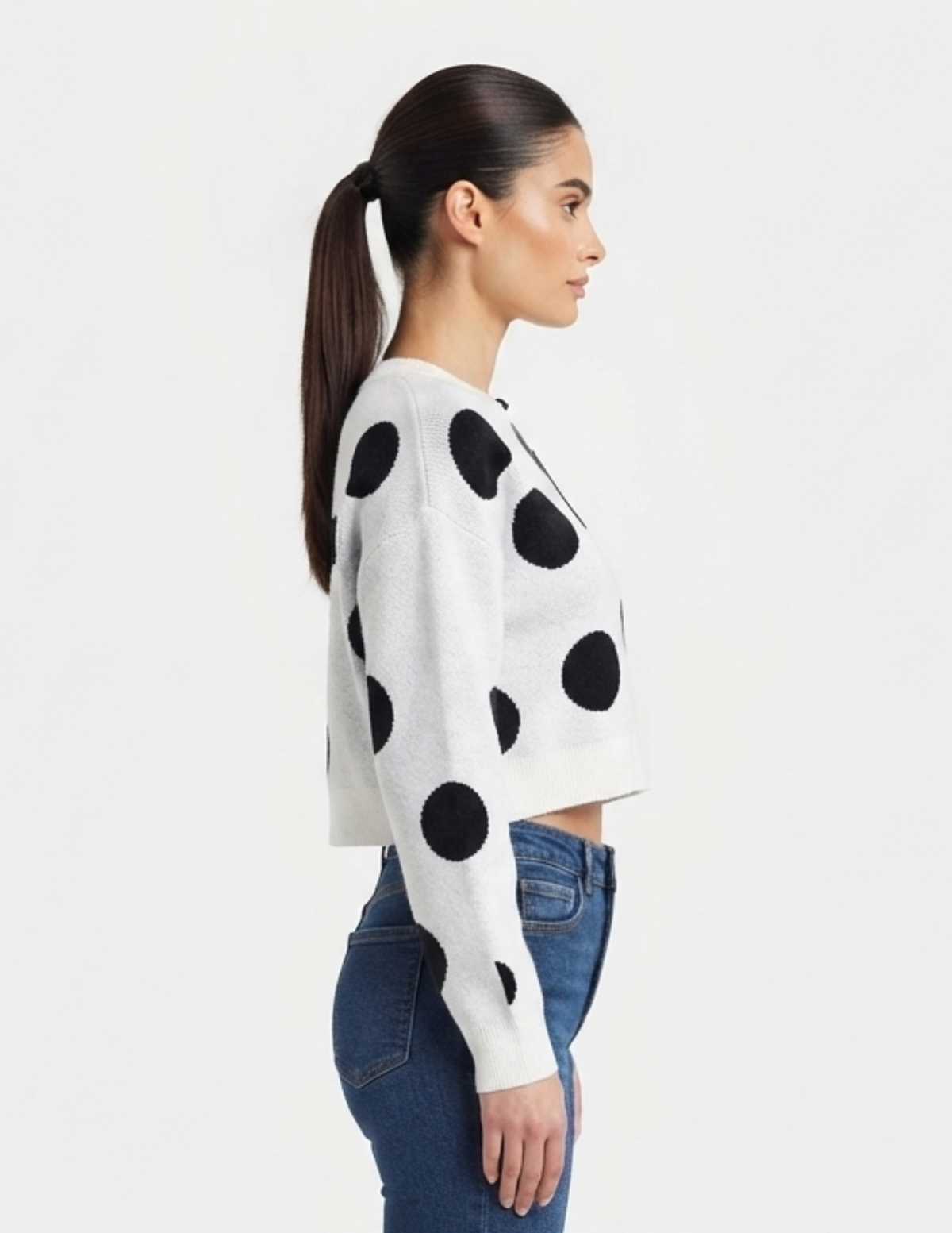 Suéter blanco con puntos negros