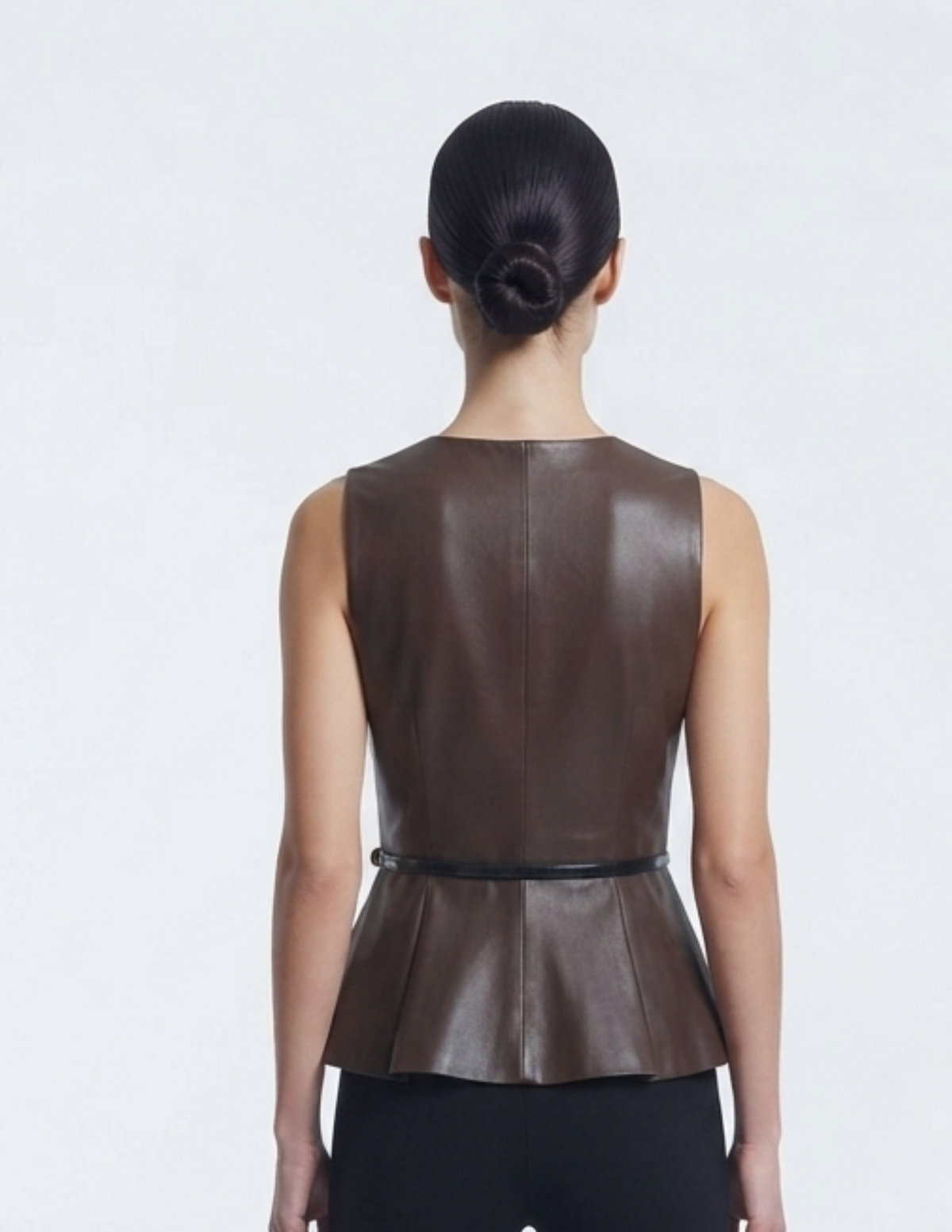 Blusa cafe seccionada con cinto de vinipiel