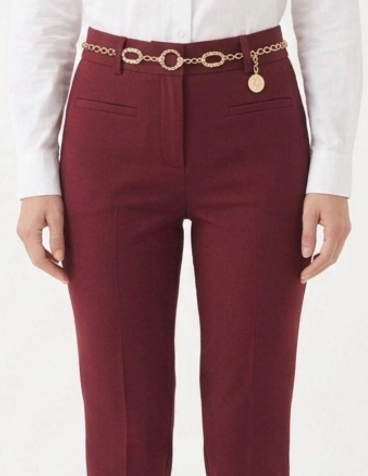 Pantalón guinda con pinzas y cinturón metalico