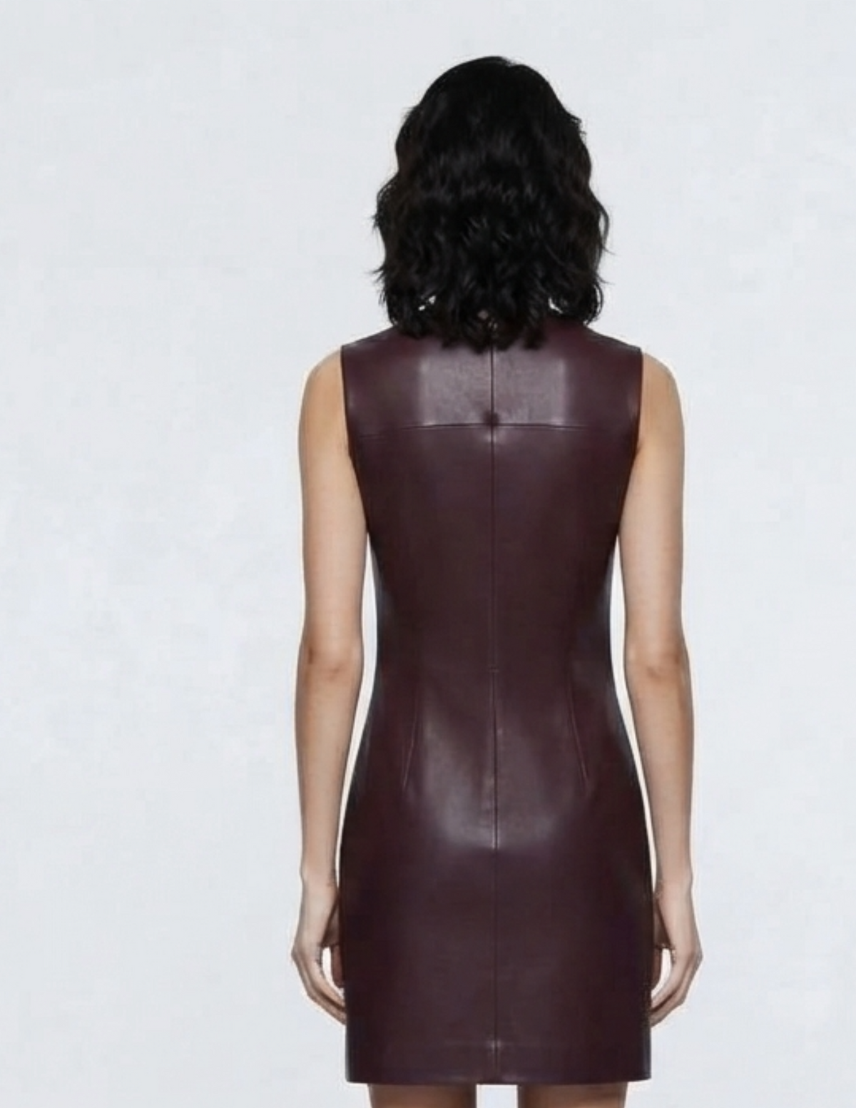 Vestido cafe con plisado lateral cuello redondo de vinipiel