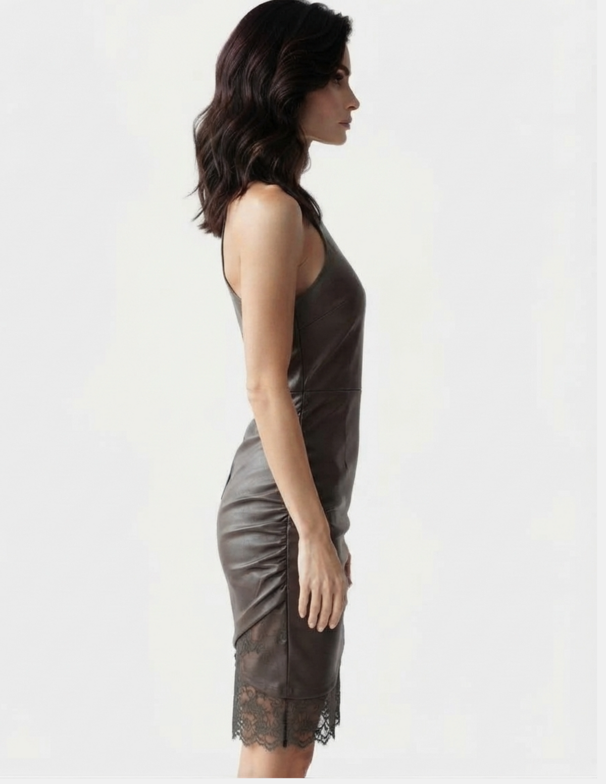 Vestido cafe de vinil con plisado lateral