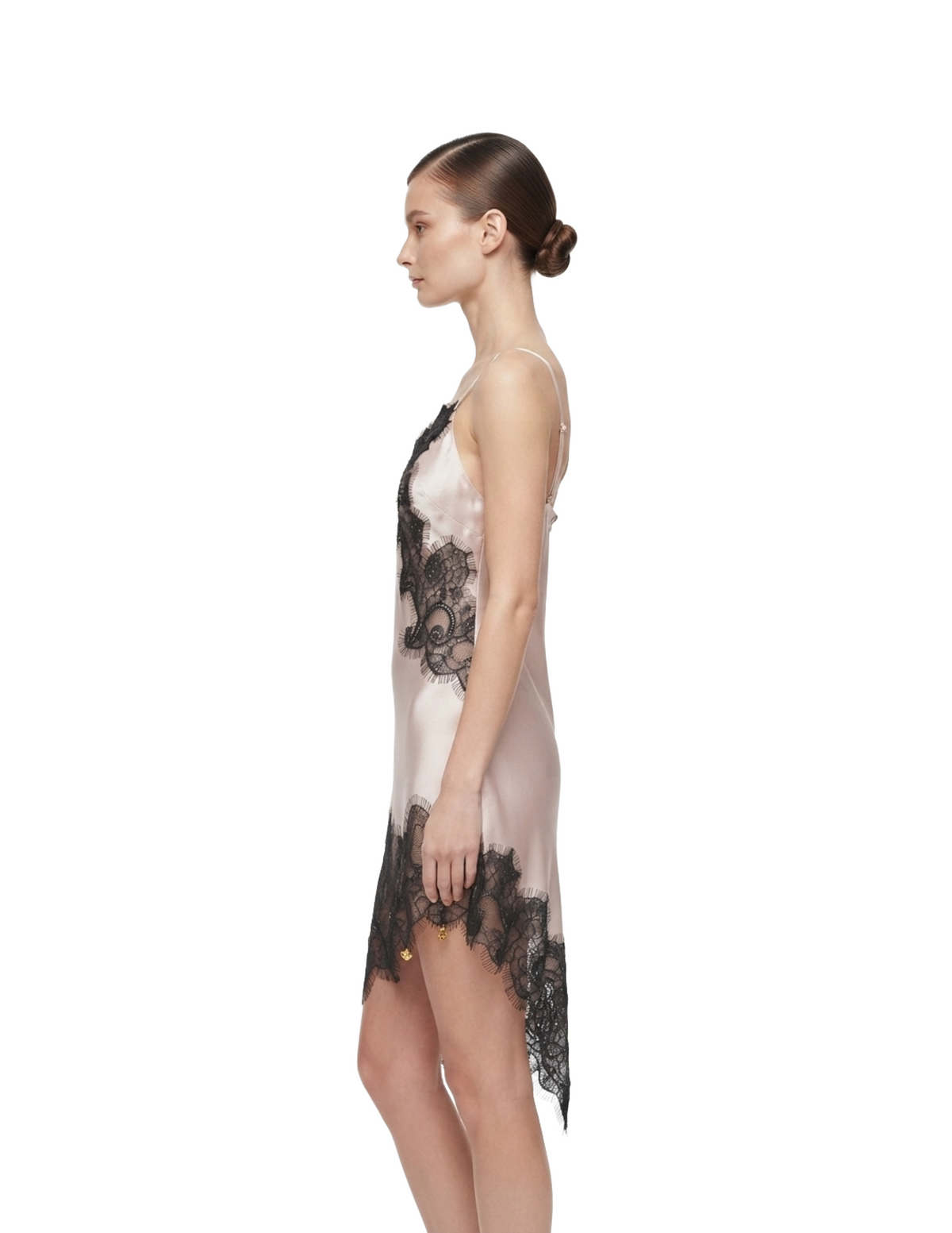 Vestido satinado rosa con encajes negros decorativos