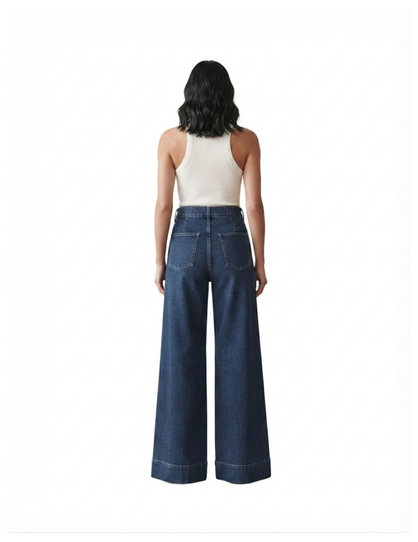 Pantalón de mezclilla oscura con bolsas laterales y cinto