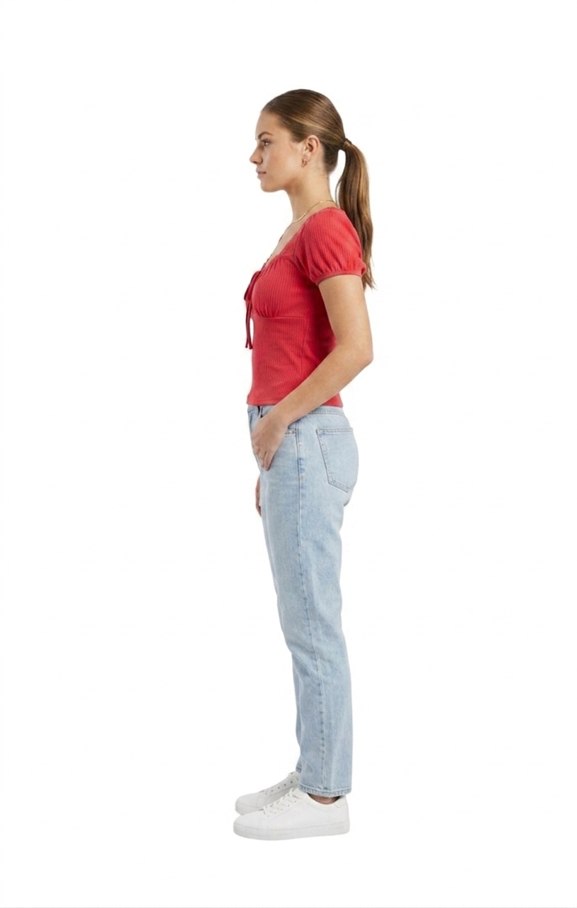 Blusa roja acanalada con detalle de moño en pecho
