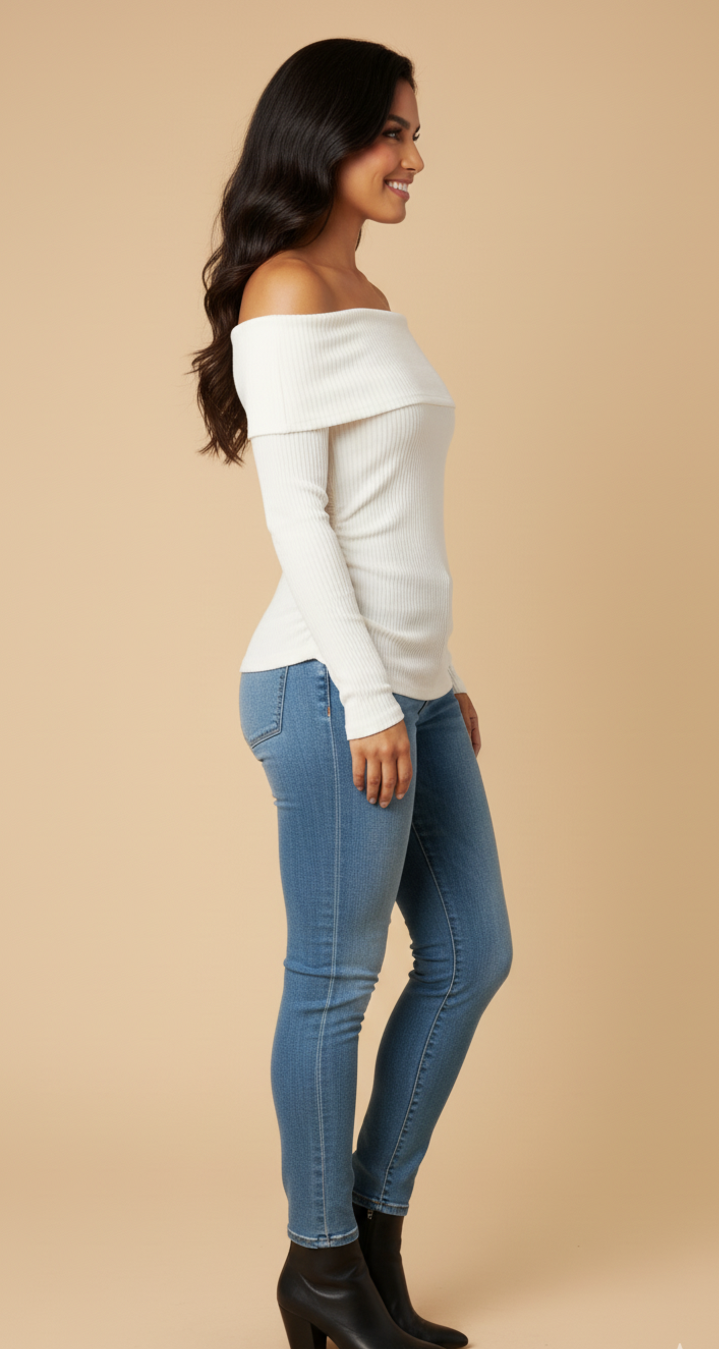 Blusa blanca acanalada con hombros descubiertos