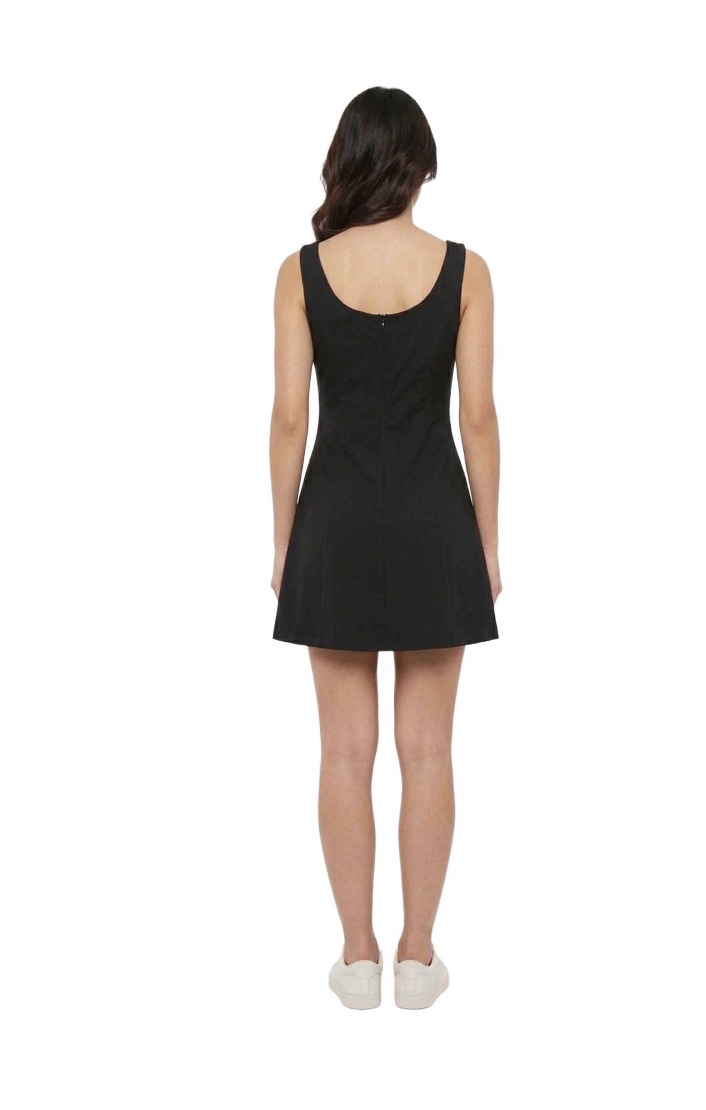 Vestido negro seccionado a la rodilla