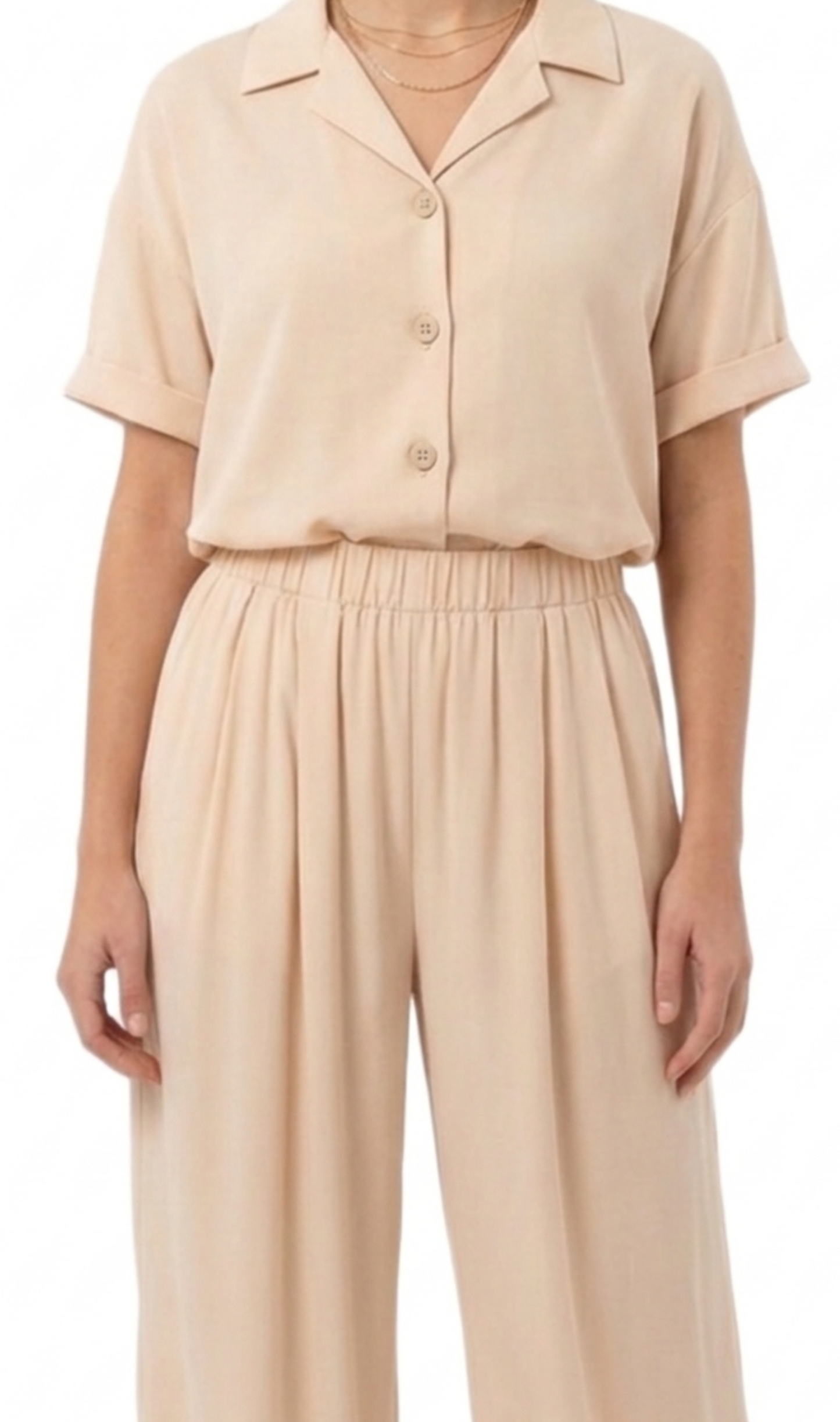 Conjunto beige de blusa abotonada y pantalon