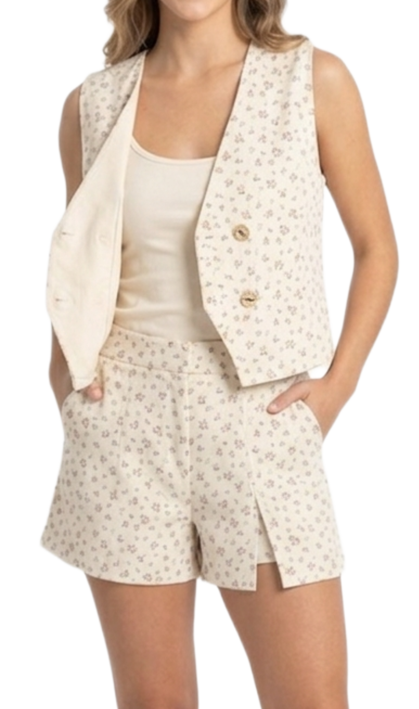 Conjunto beige de chaleco y short falda