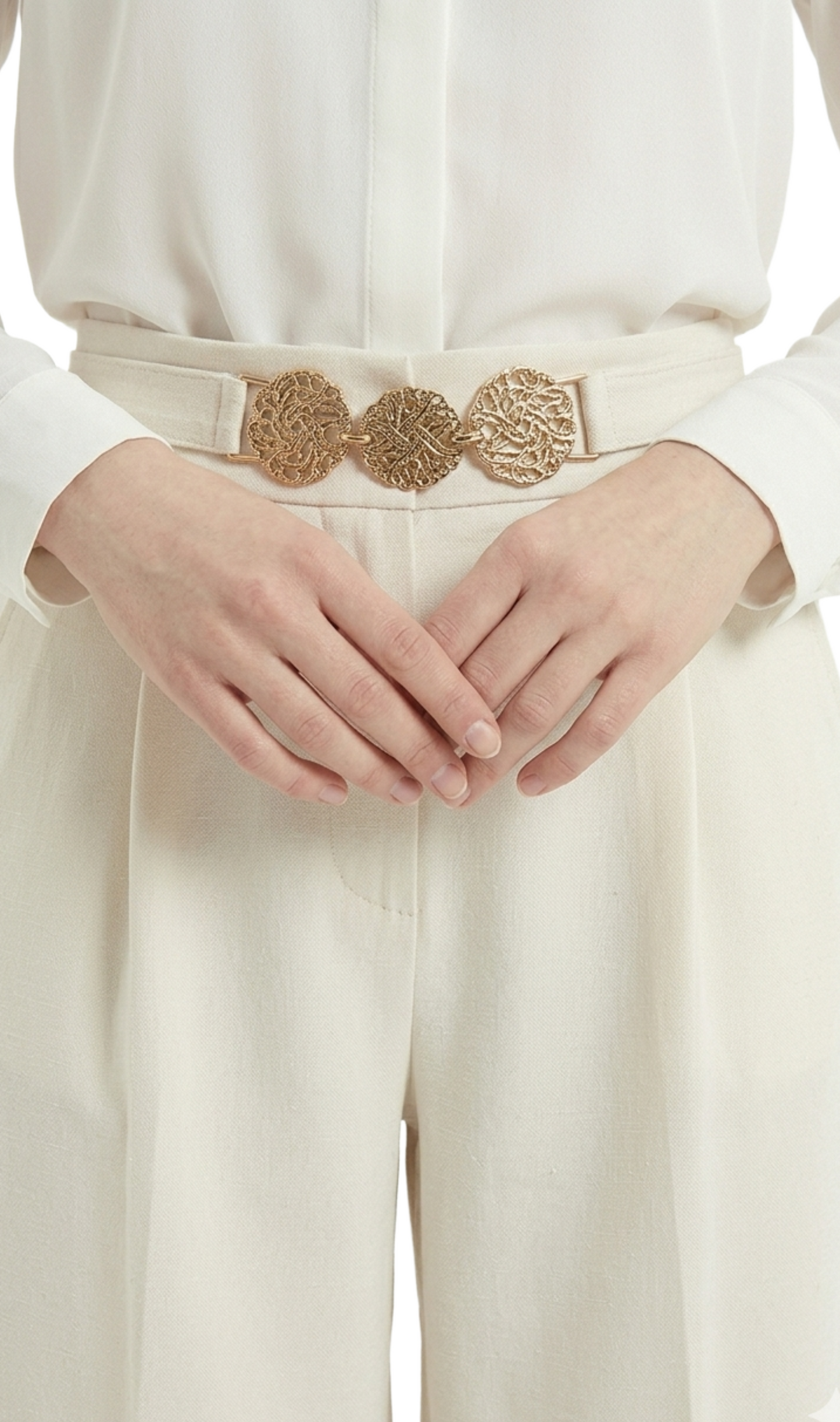 Pantalón beige con detalle de medio cinto metálico