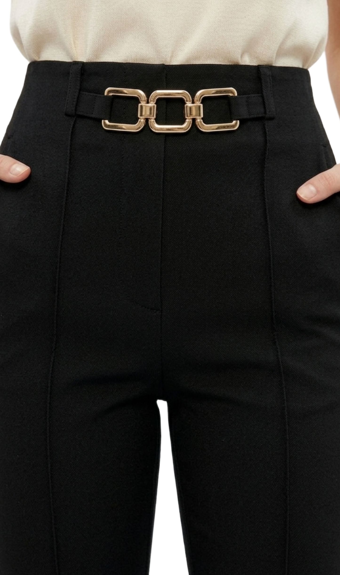 Pantalón negro de vestir con detalle de medio cinto metálico