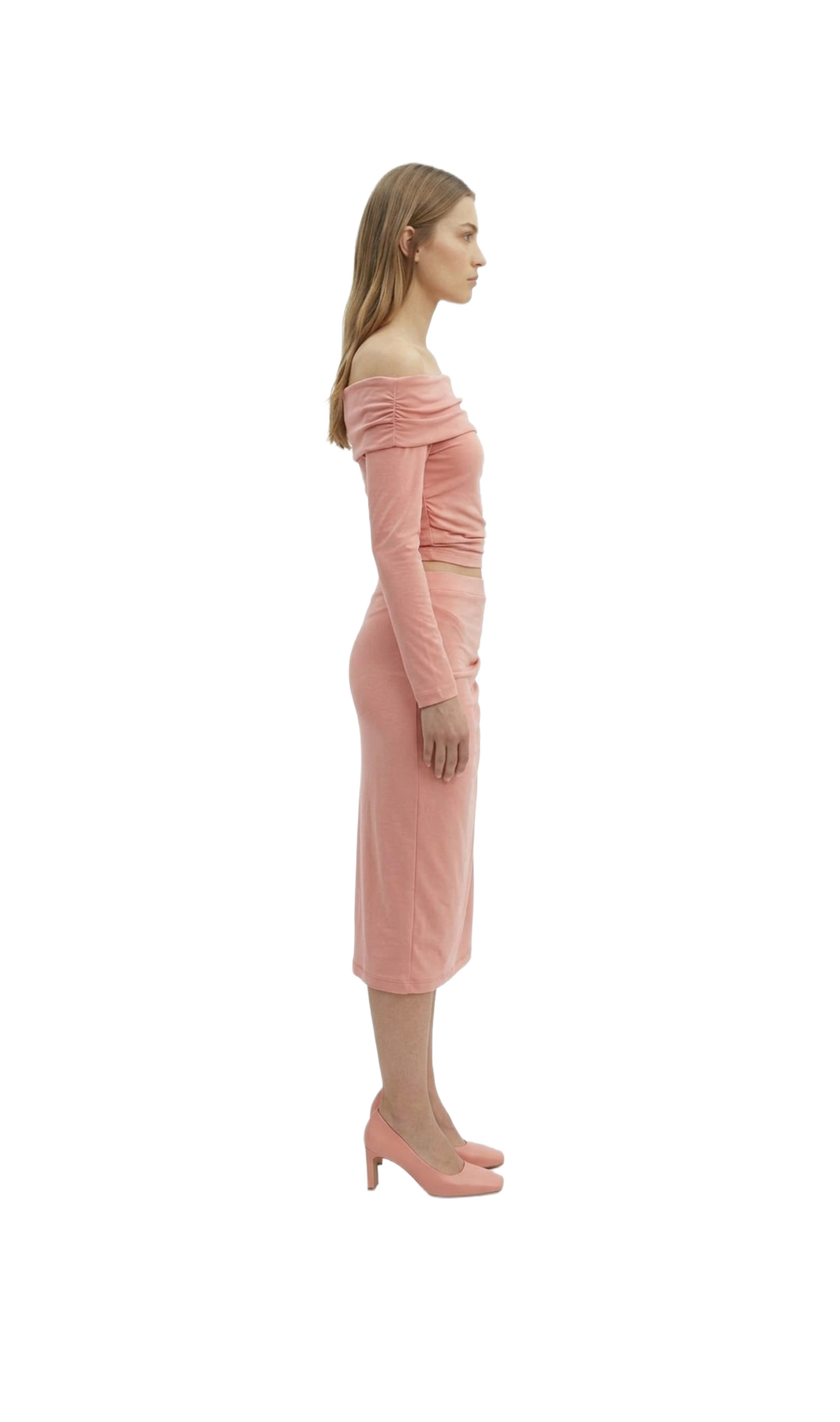 Conjunto rosa de blusa con hombro descubierto y falda larga hasta el tobillo