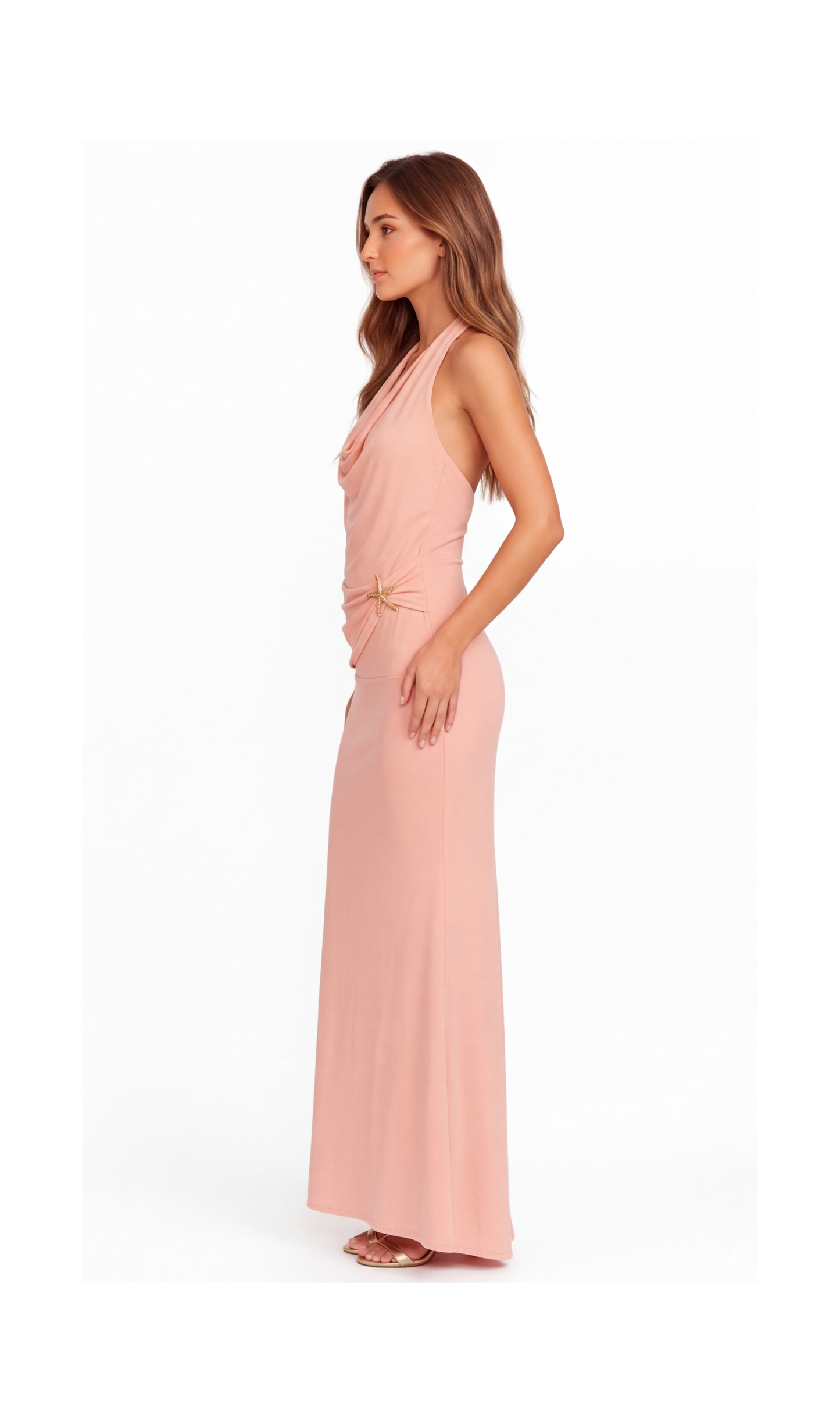 Vestido salmon con caída en cuello y detalle de prendedor lateral