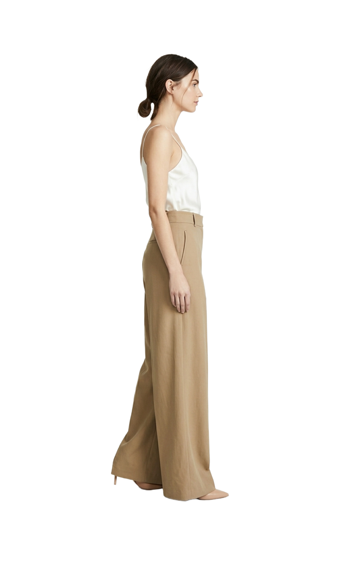 Pantalón beige con pinzas acampanado