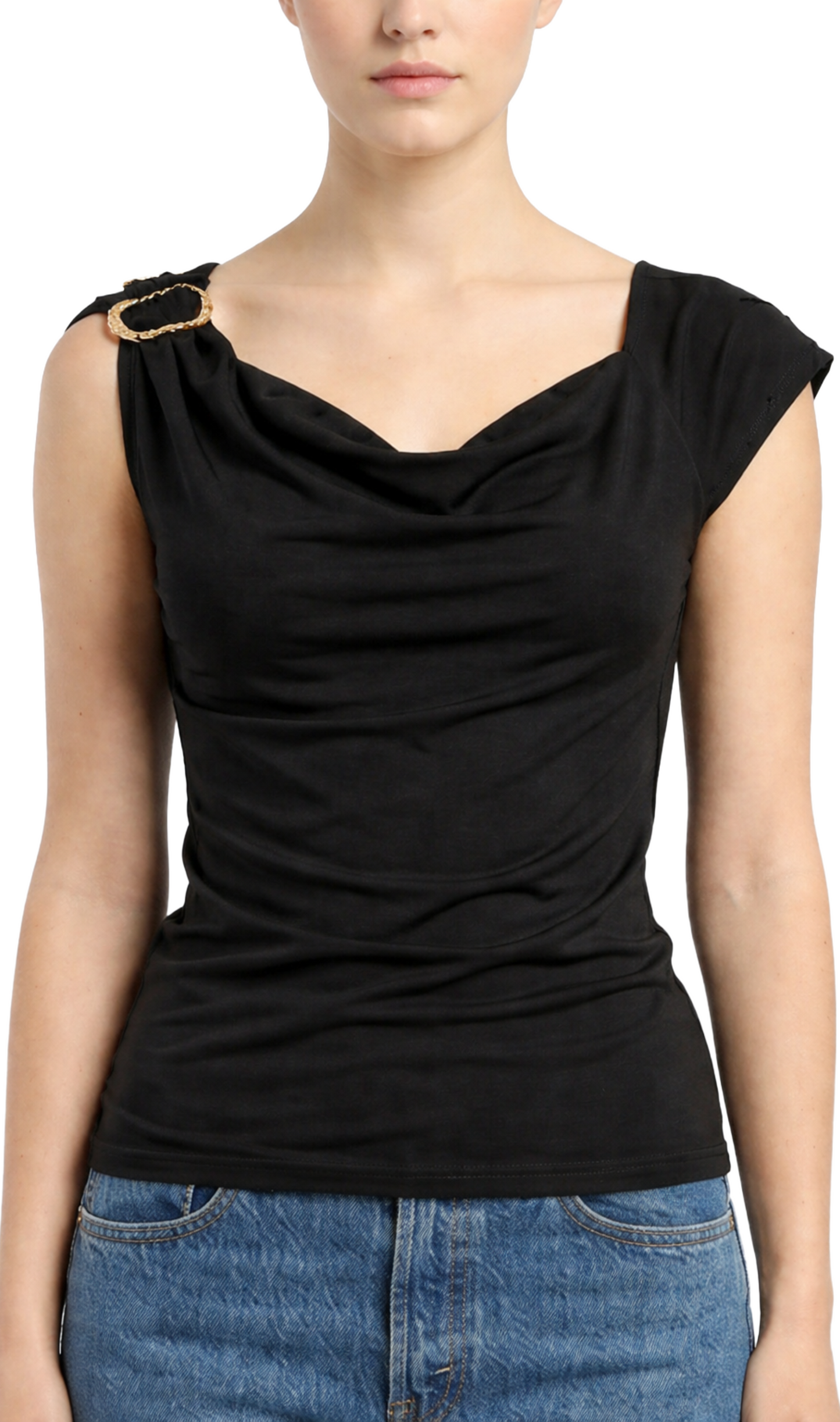 Blusa negra con detalle en hombro de metal, plisado lateral