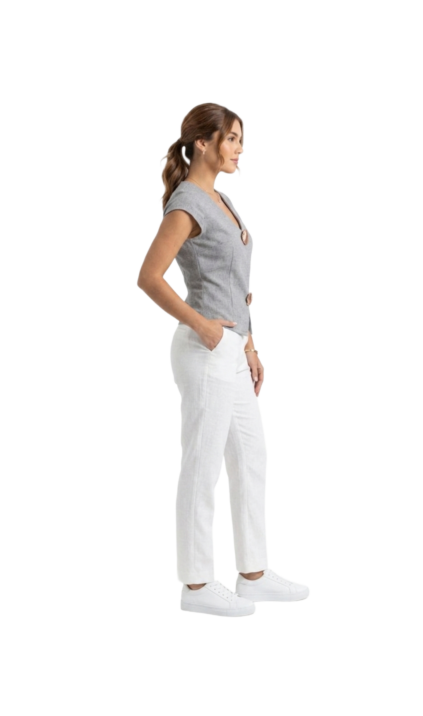 Blusa gris acanalada con prendedores decorativos
