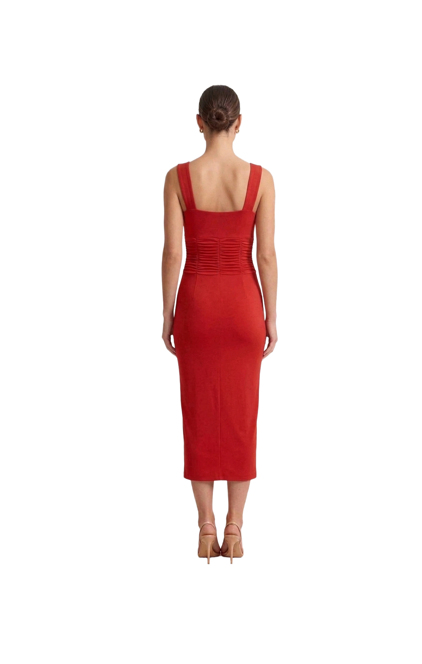 Vestido rojo largo con un metal en un hombro