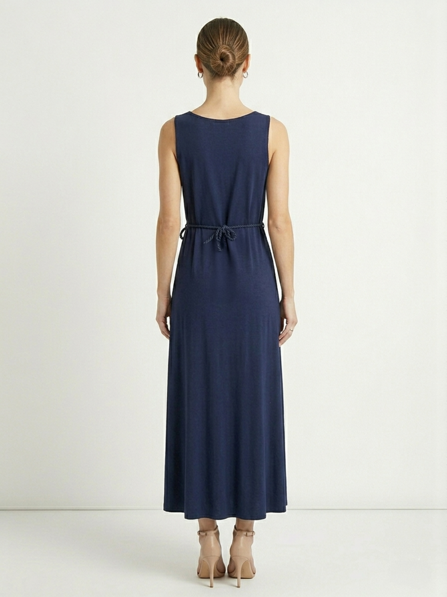 Vestido azul cuello redondo largo con cinto de tela ajustable