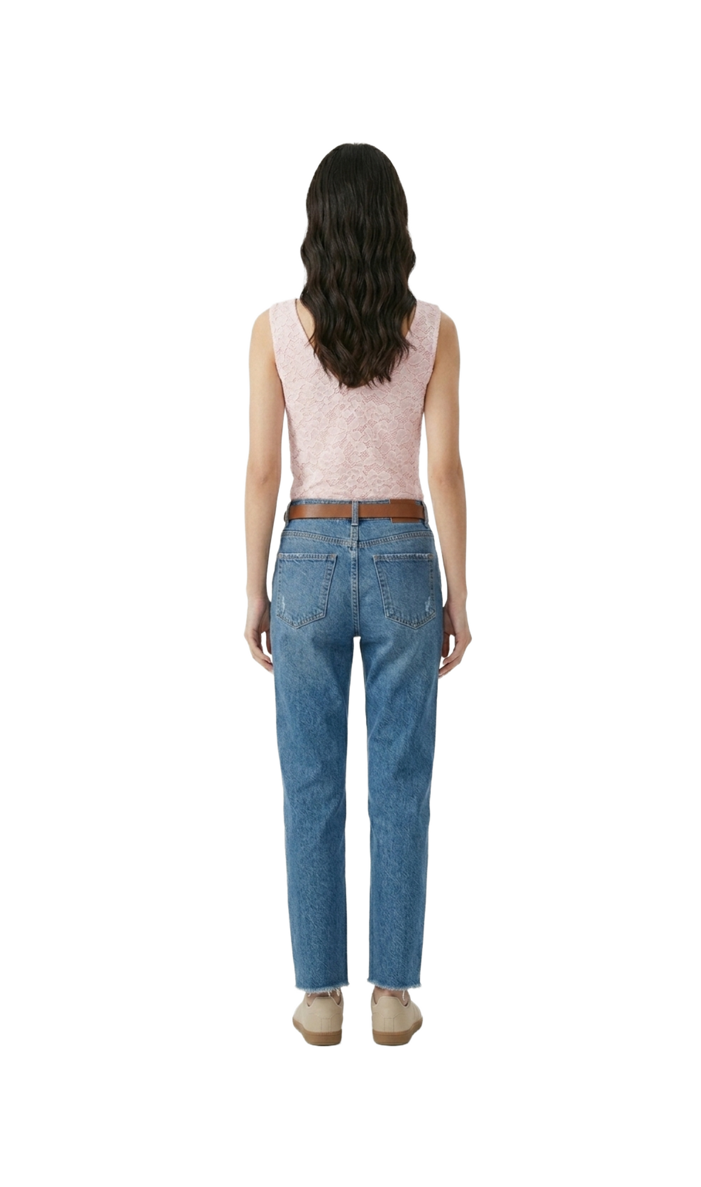 Blusa de encaje rosa con prendedor en hombro