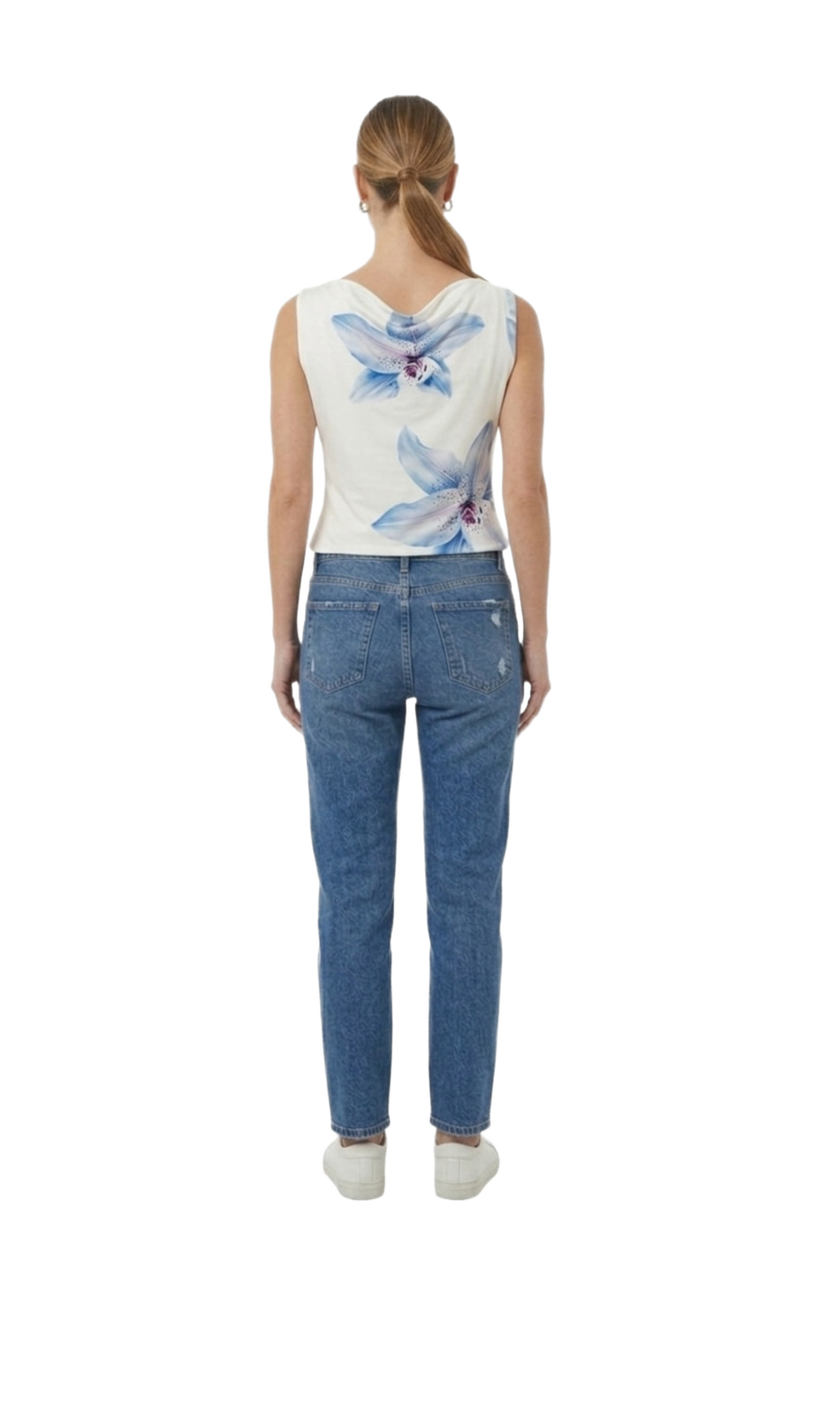 Blusa blanca con detalles de flor