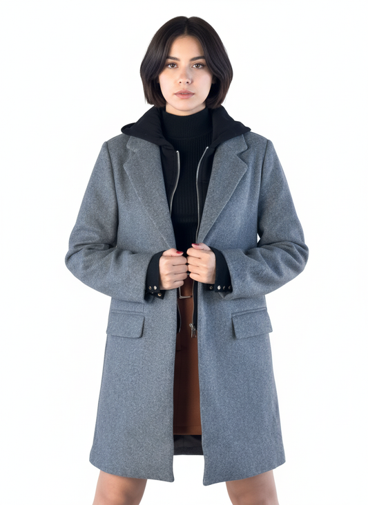 Abrigo con contraste de capucha negra