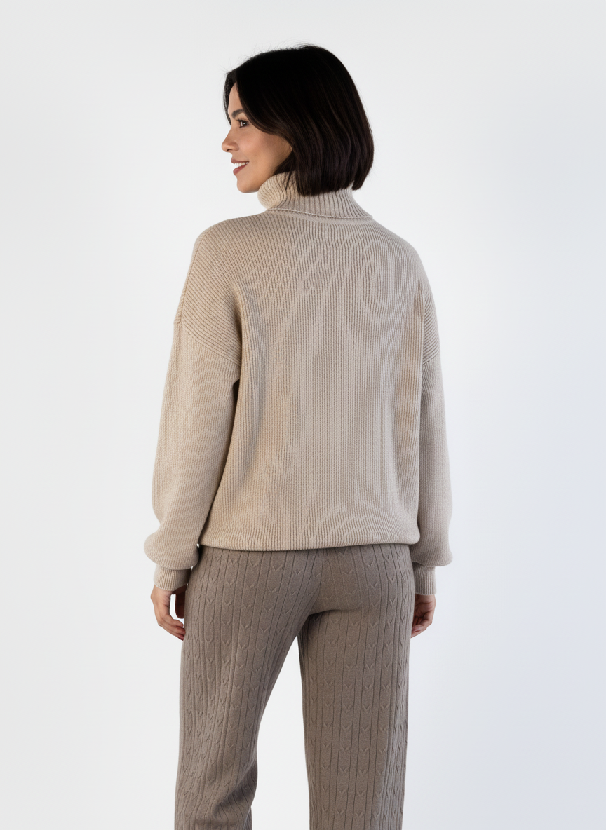 Suéter beige con cuello alto acanalado