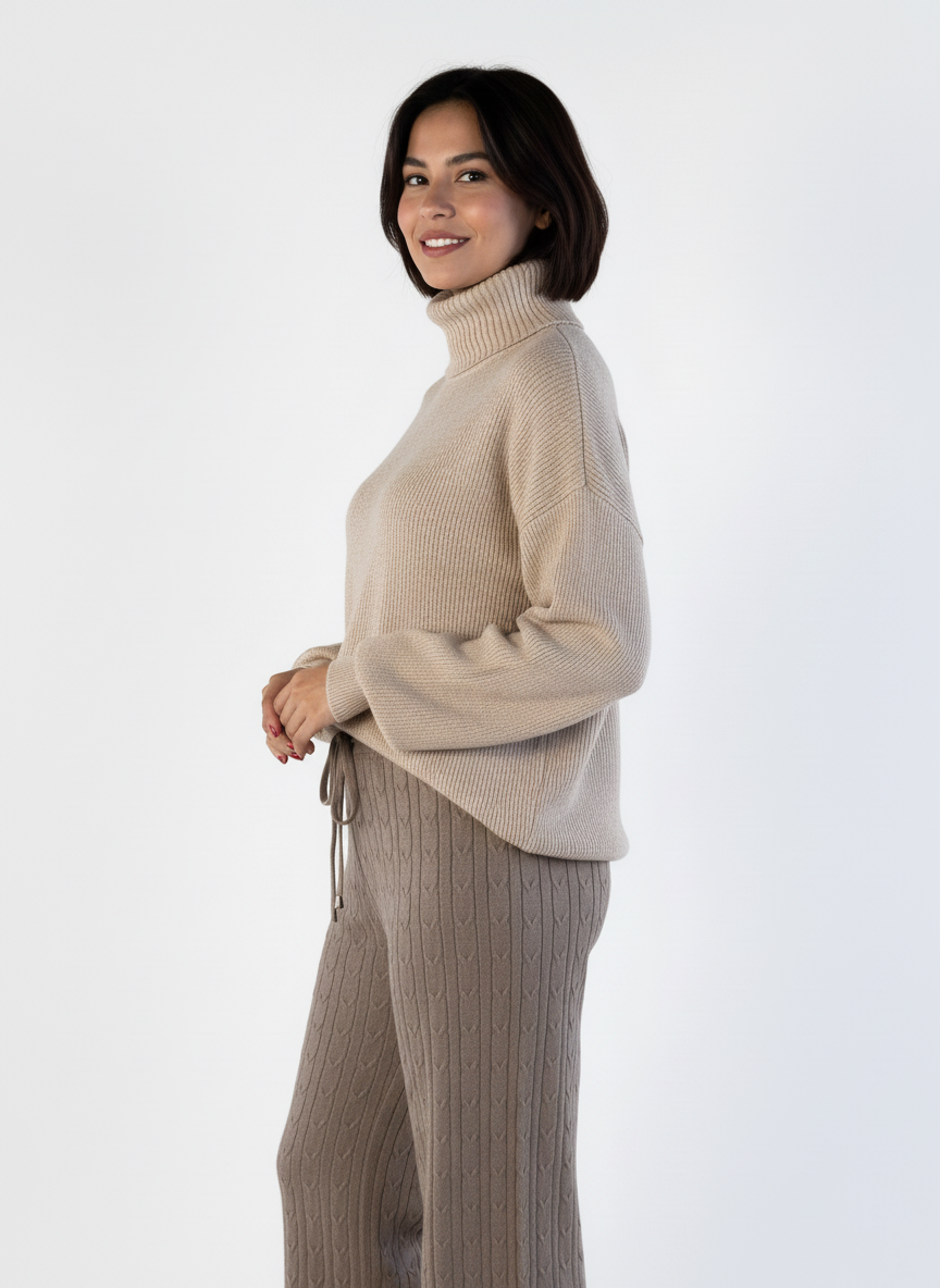 Suéter beige con cuello alto acanalado