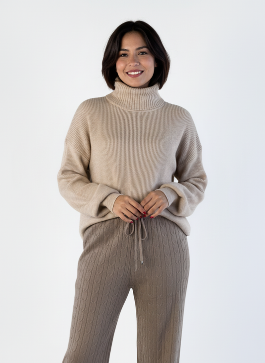 Suéter beige con cuello alto acanalado