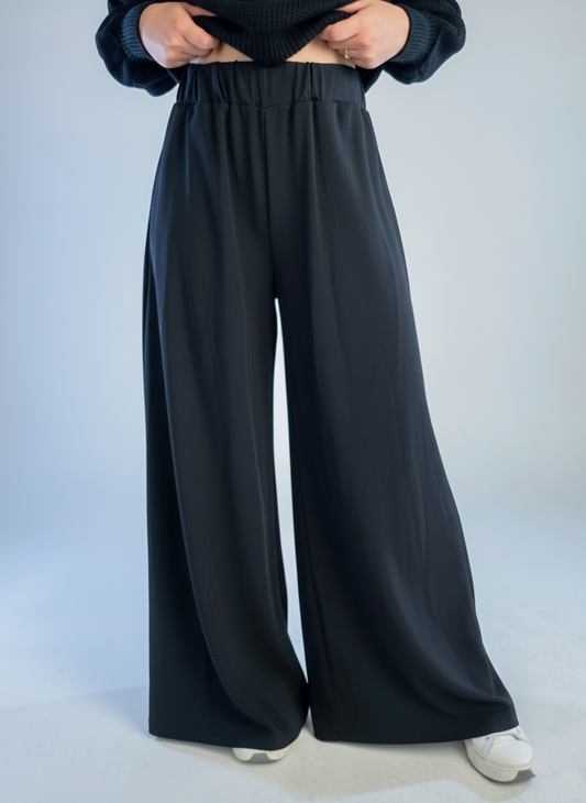 Pantalón negro acampanado amplio con elástico en cintura