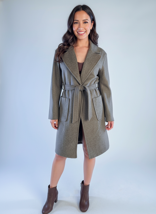 Saco cafe con solapa y cinturón, bolsas al frente