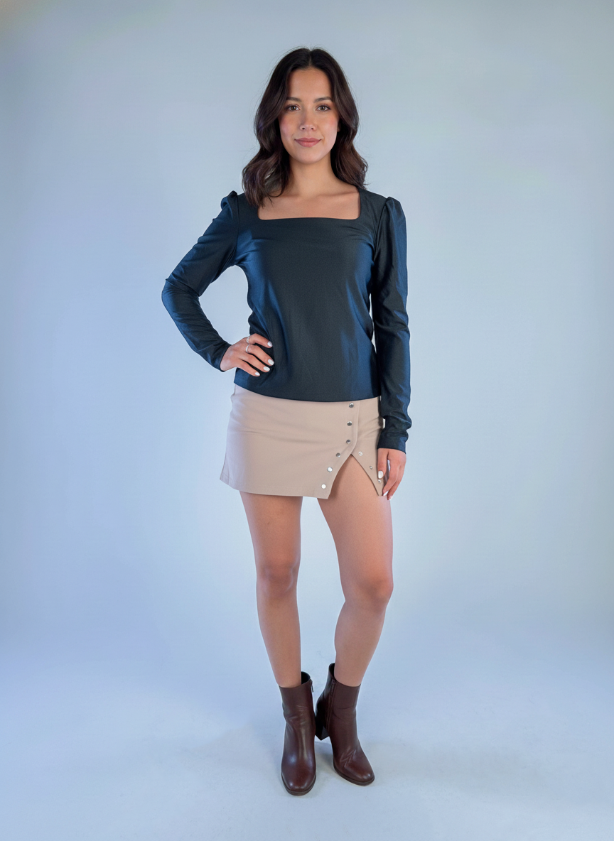 Blusa manga larga satinada con cuello cuadrado