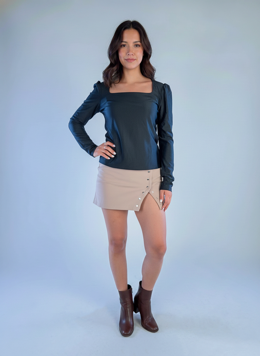 Blusa manga larga satinada con cuello cuadrado