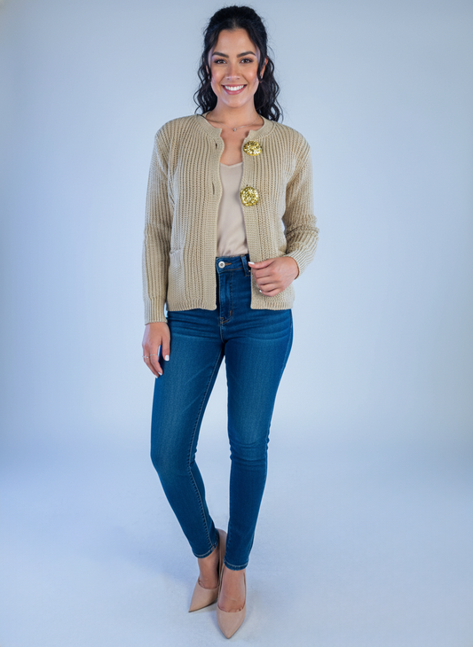 Suéter beige tejido con botones grandes dorados tipo cardigan