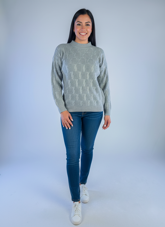 Suéter tejido gris con decoración de trenzas