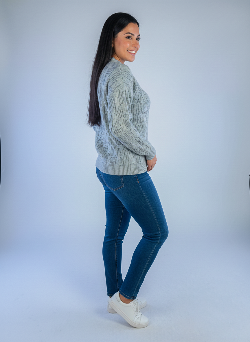 Suéter tejido gris con decoración de trenzas