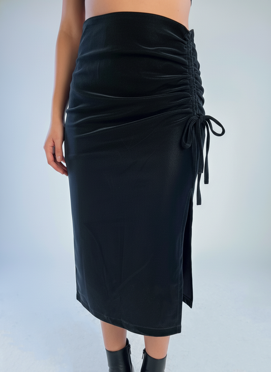 Falda negra plastificada con amarre lateral