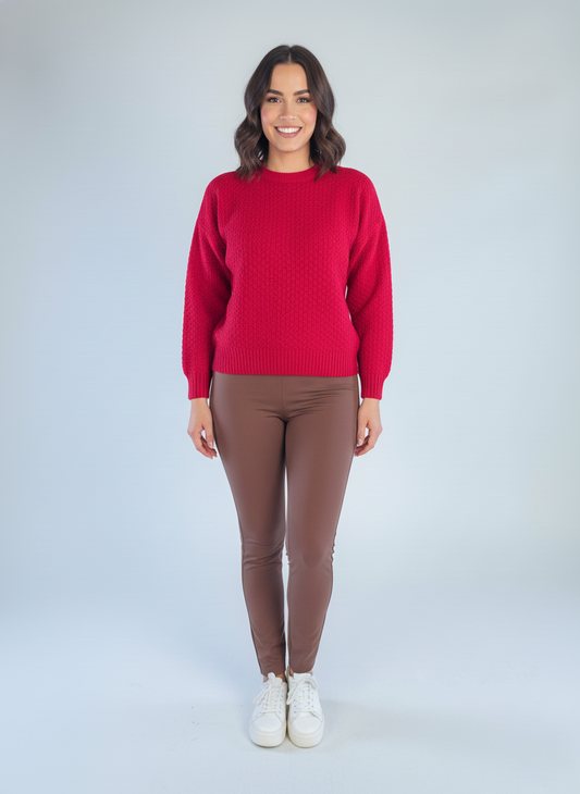 Suéter rojo perforado de cuello redondo