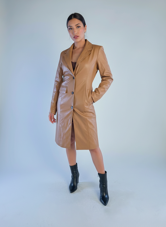 Gabardina de vinipiel con solapa color cafe