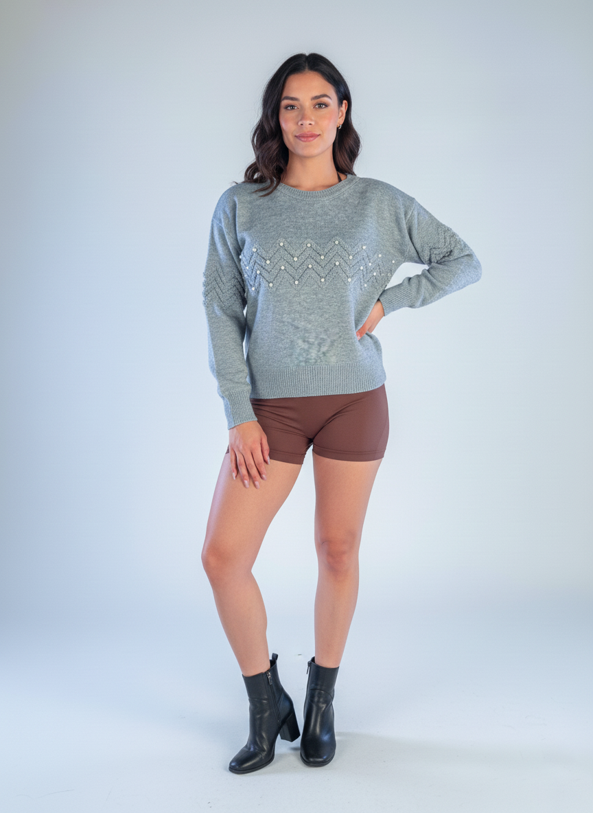 Sueter gris cuello redondo con tejido en zig zag y perlas