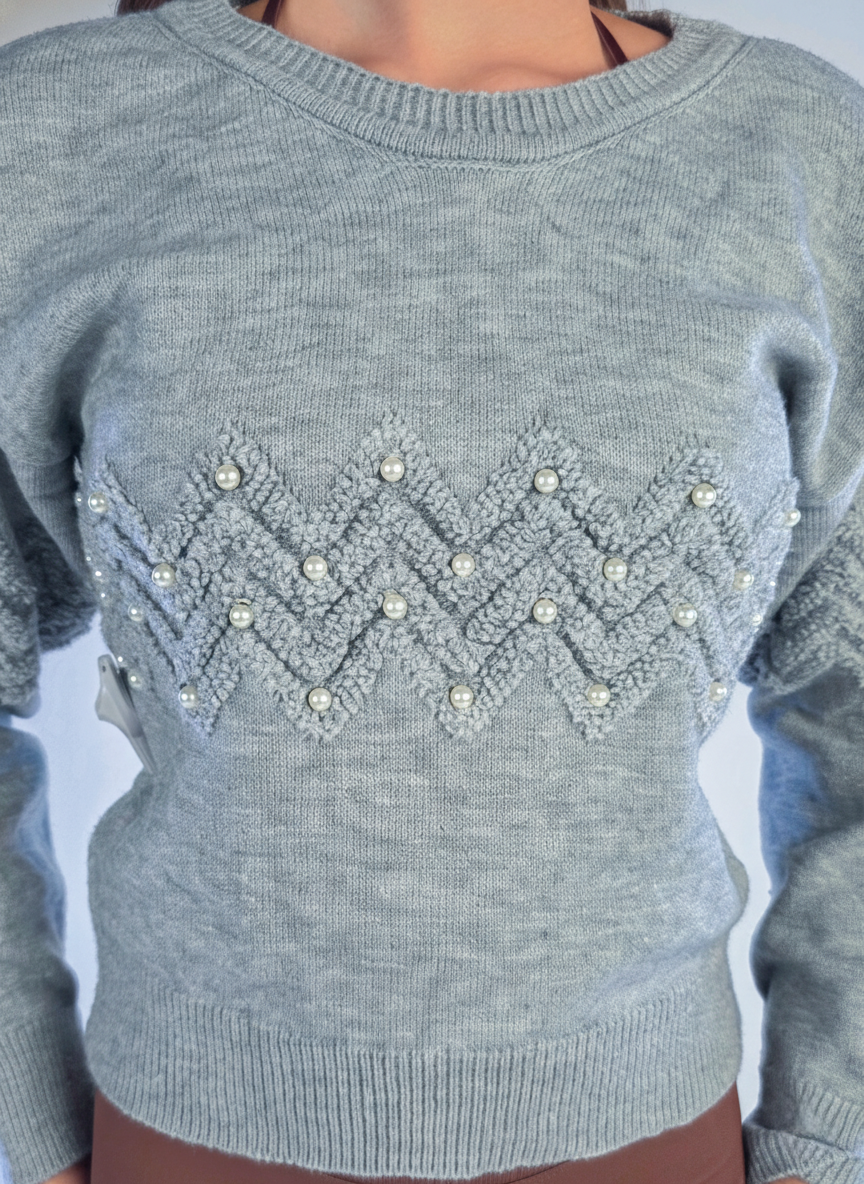 Sueter gris cuello redondo con tejido en zig zag y perlas