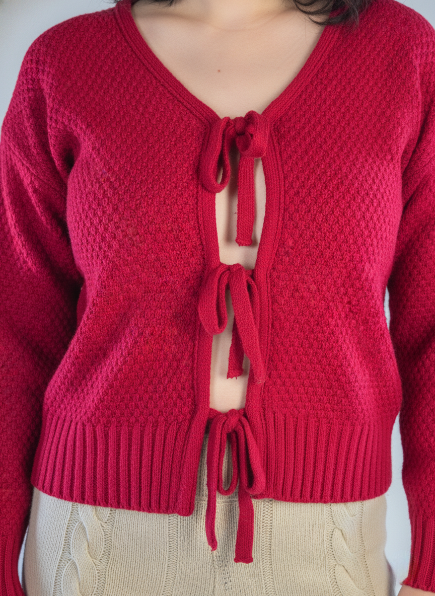 Cardigan guinda tejido con cierre con amarres