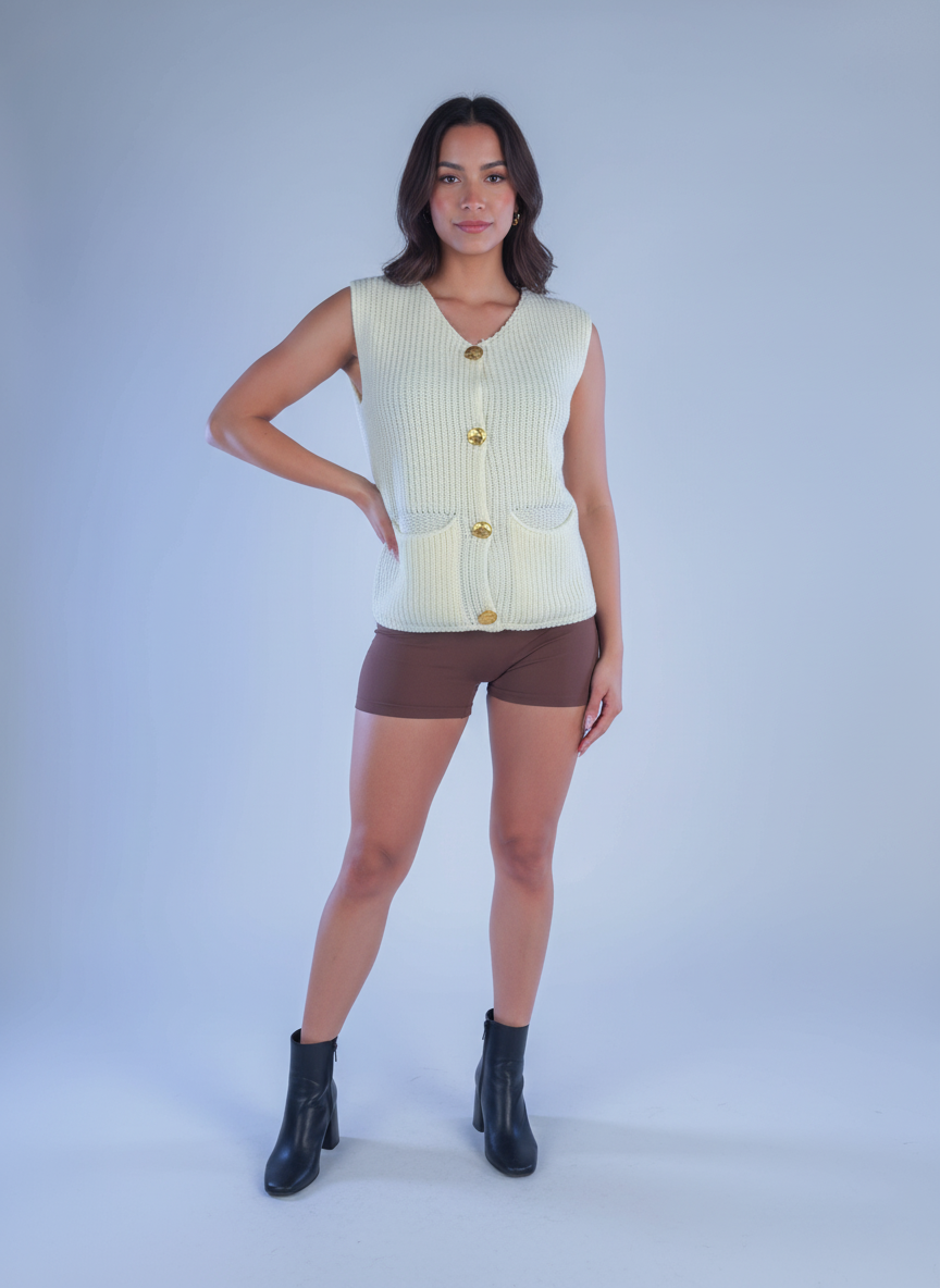 Chaleco tejido abotonado con bolsas al frente