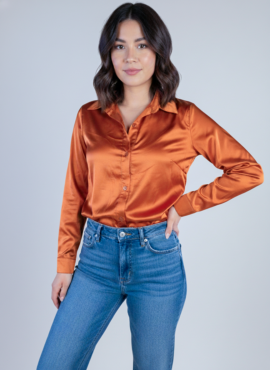 Blusa satinada naranja satinada abotonada