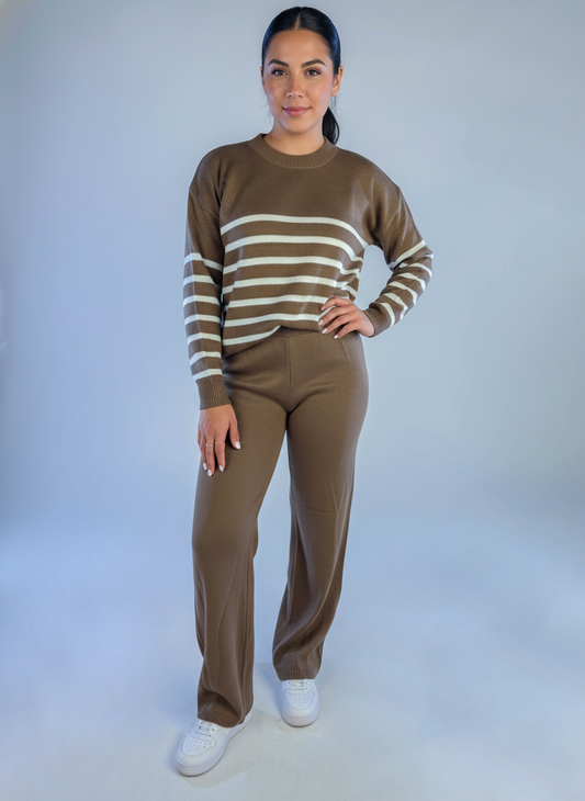 Conjunto cafe de suéter rayado y pantalonera