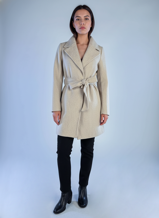 Saco beige con solapa y cinturón con moño