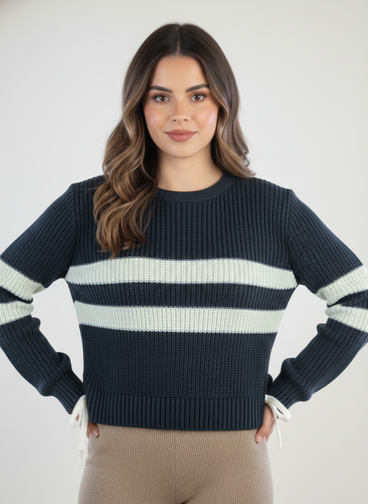 Suéter tejido con rayas decorativas horizontales cuello redondo